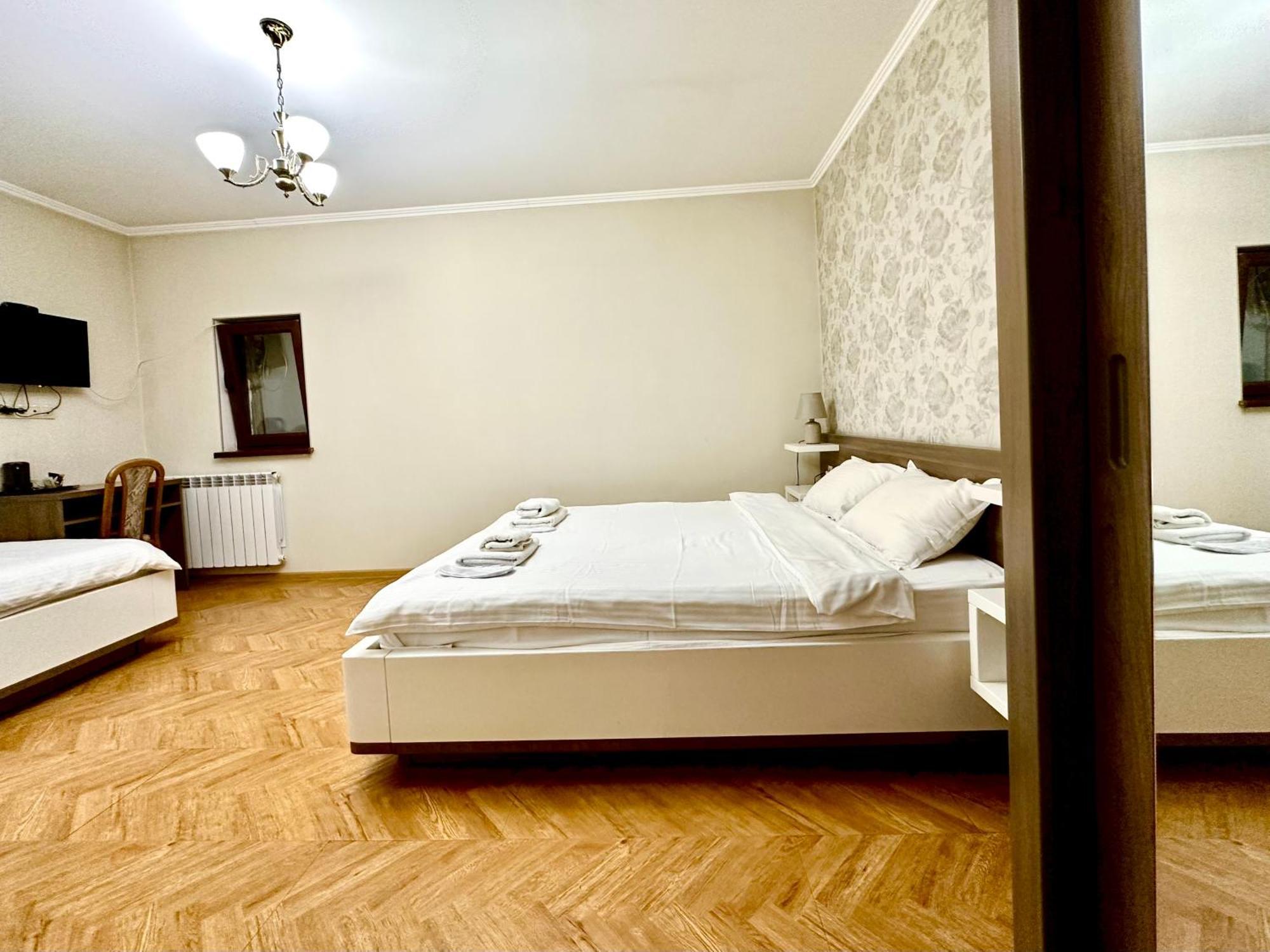 Hotel Four Brothers Тбилиси Екстериор снимка