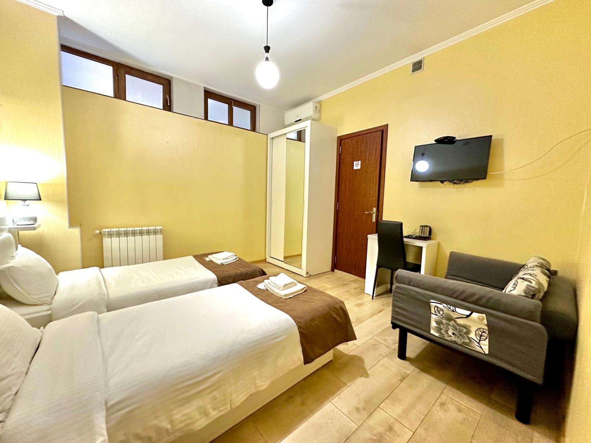 Hotel Four Brothers Тбилиси Екстериор снимка