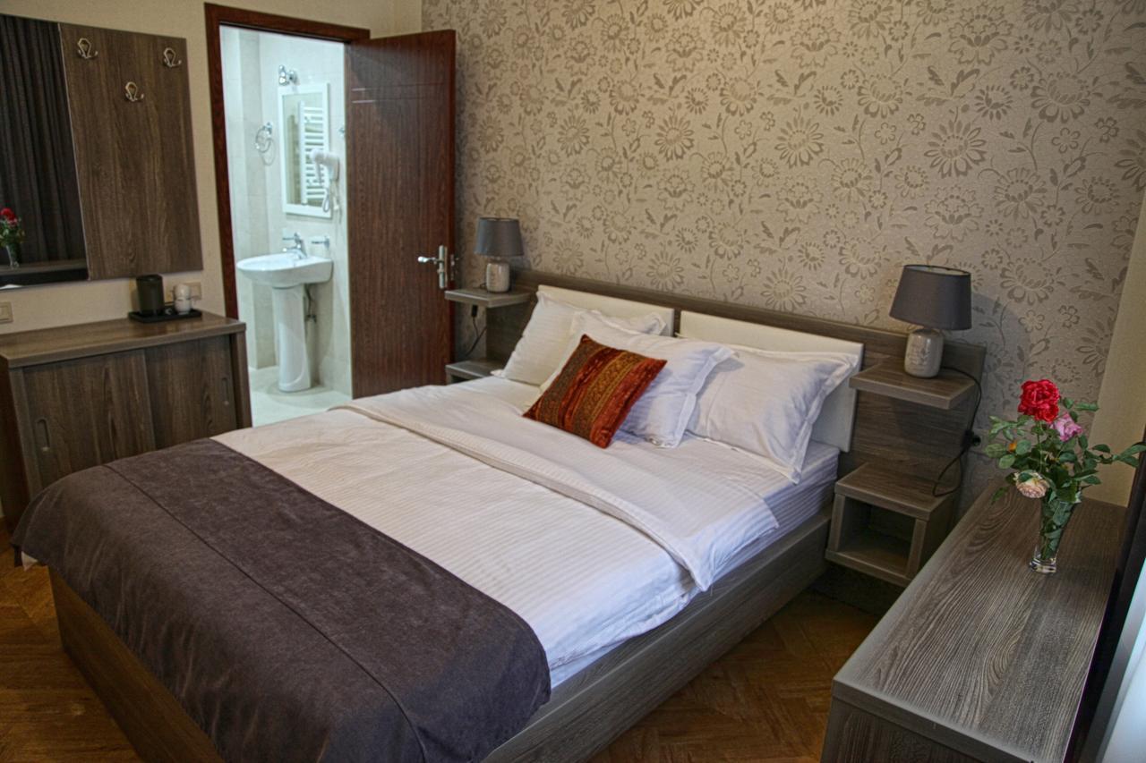 Hotel Four Brothers Тбилиси Екстериор снимка