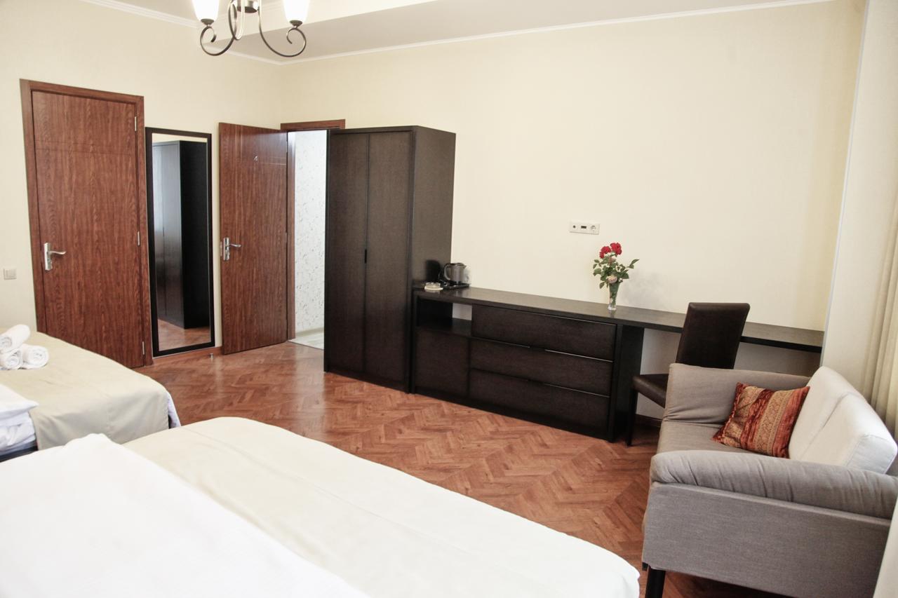 Hotel Four Brothers Тбилиси Екстериор снимка