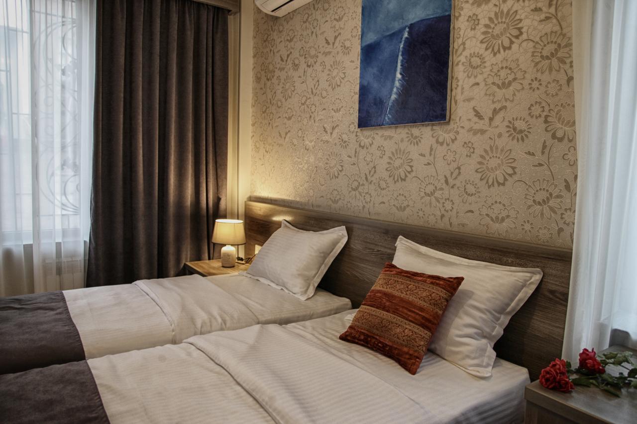 Hotel Four Brothers Тбилиси Екстериор снимка