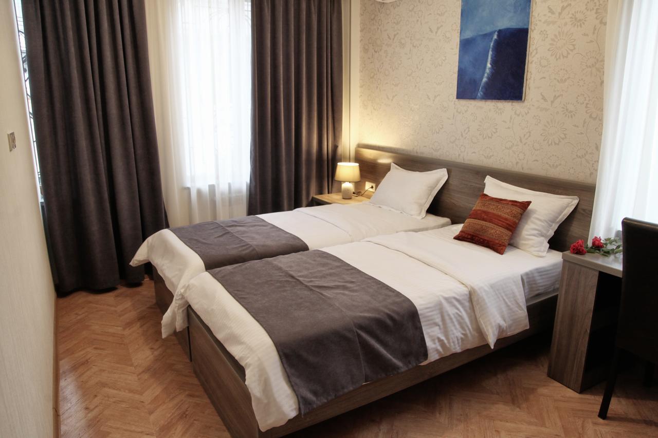Hotel Four Brothers Тбилиси Екстериор снимка