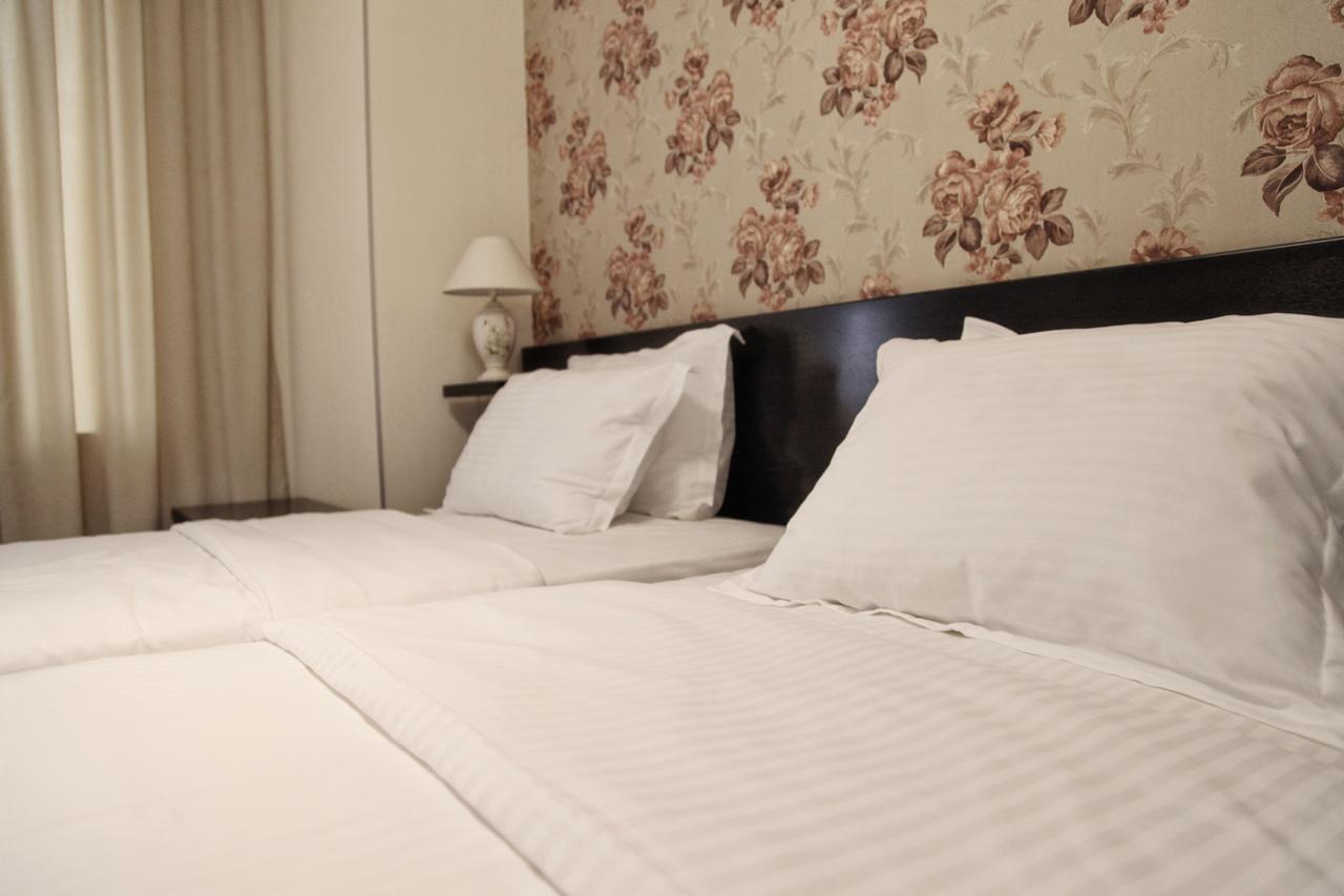 Hotel Four Brothers Тбилиси Екстериор снимка