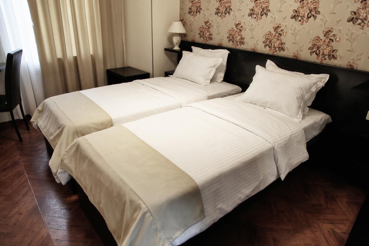 Hotel Four Brothers Тбилиси Екстериор снимка
