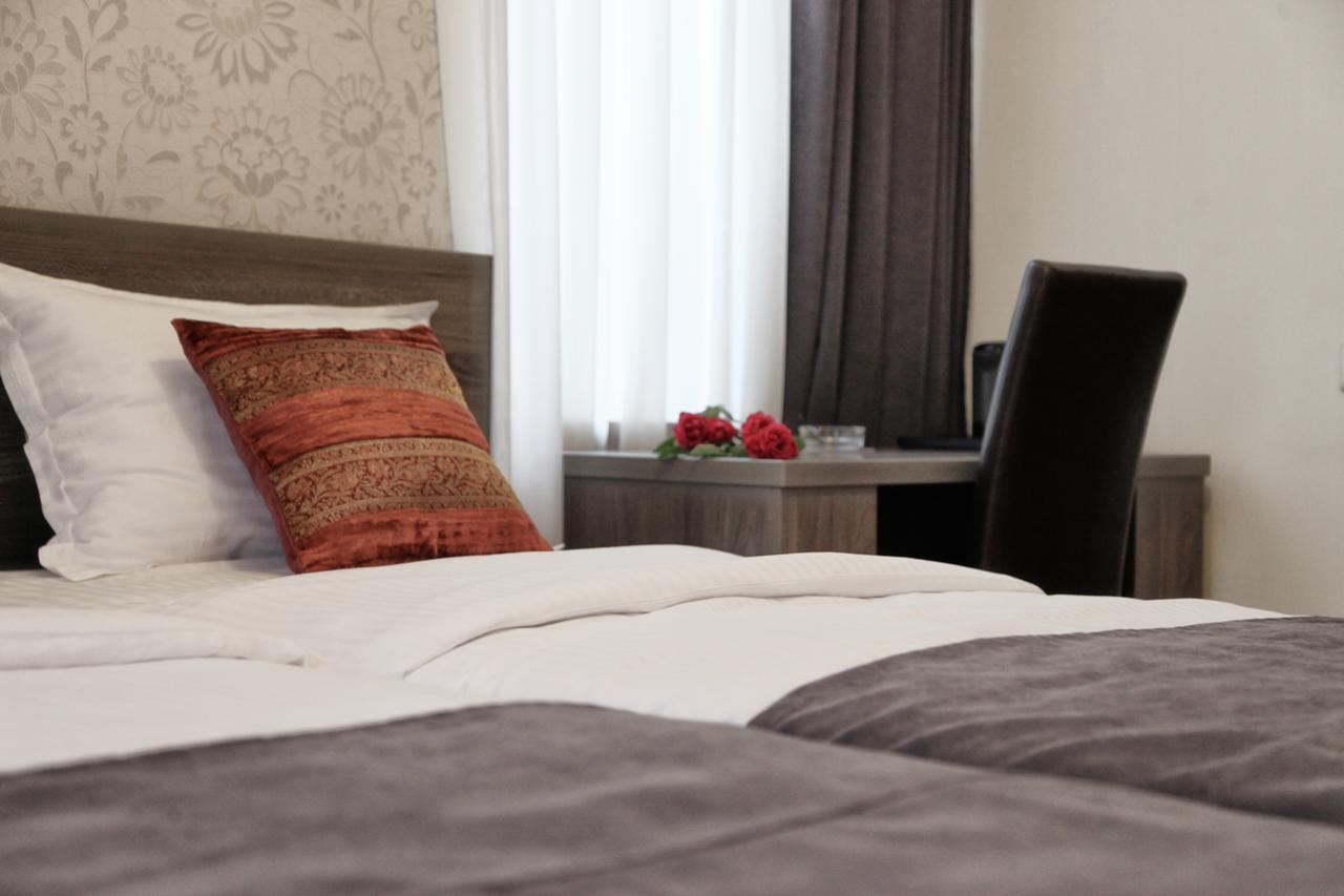 Hotel Four Brothers Тбилиси Екстериор снимка